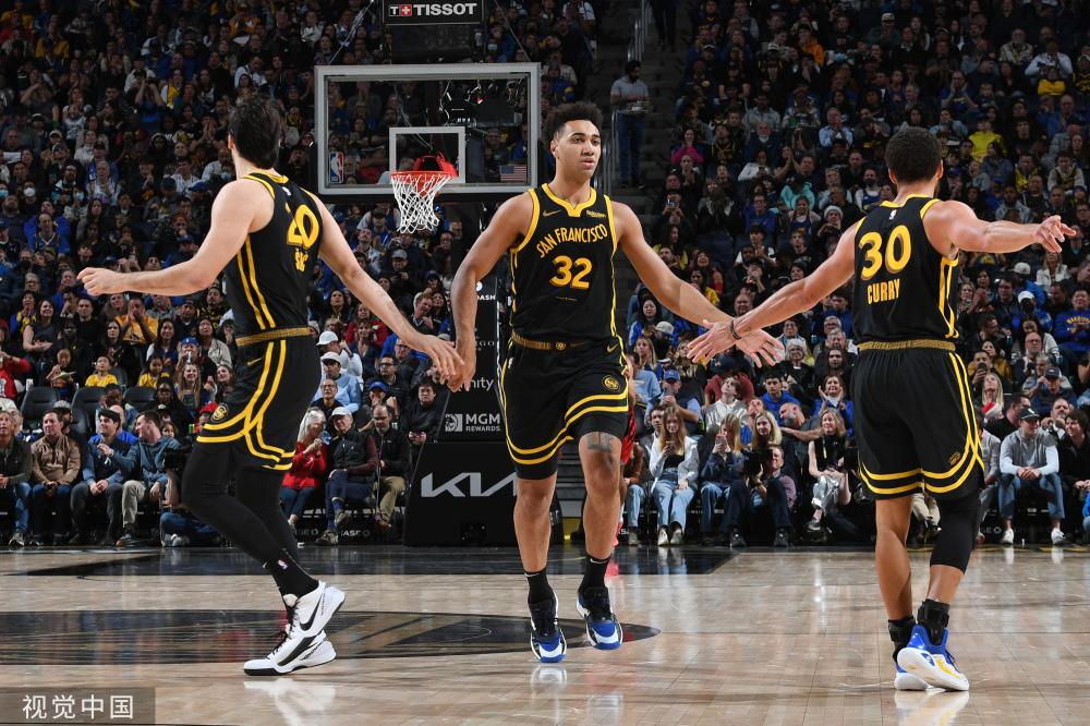 作为效力于 作为效力于