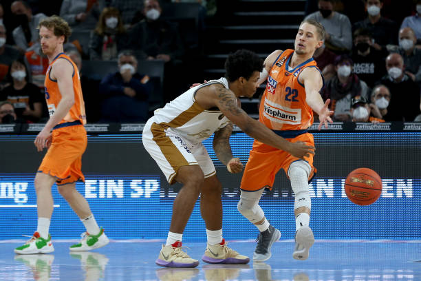 在面对对手 在面对对手